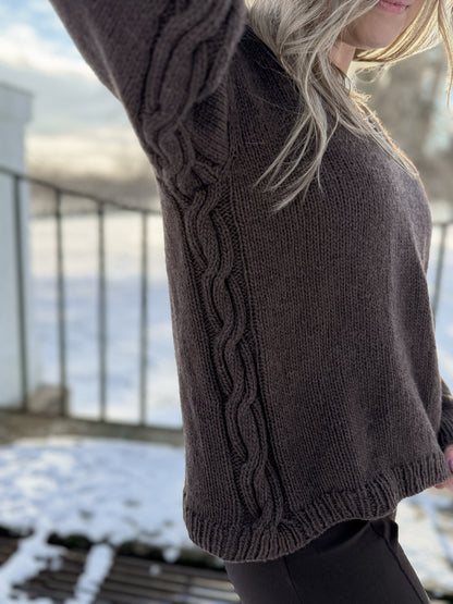 Sidepath sweater – Tidløs V-halsgenser med skjult flettedetalj