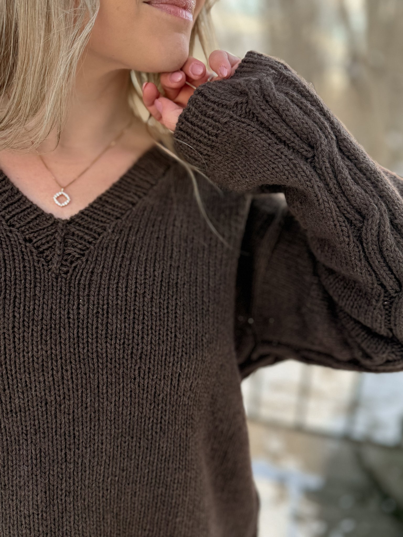 Sidepath sweater – Tidløs V-halsgenser med skjult flettedetalj