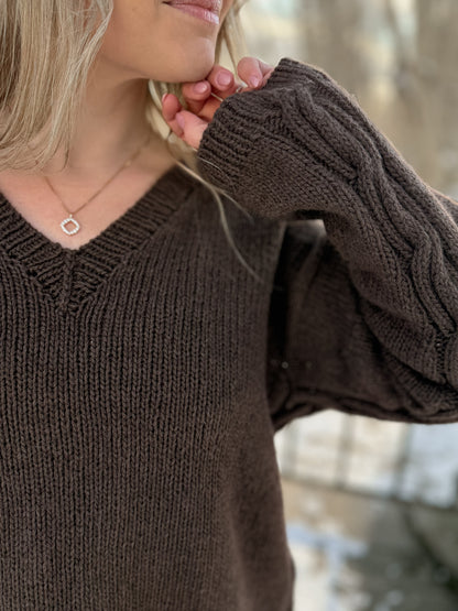 Sidepath sweater – Tidløs V-halsgenser med skjult flettedetalj