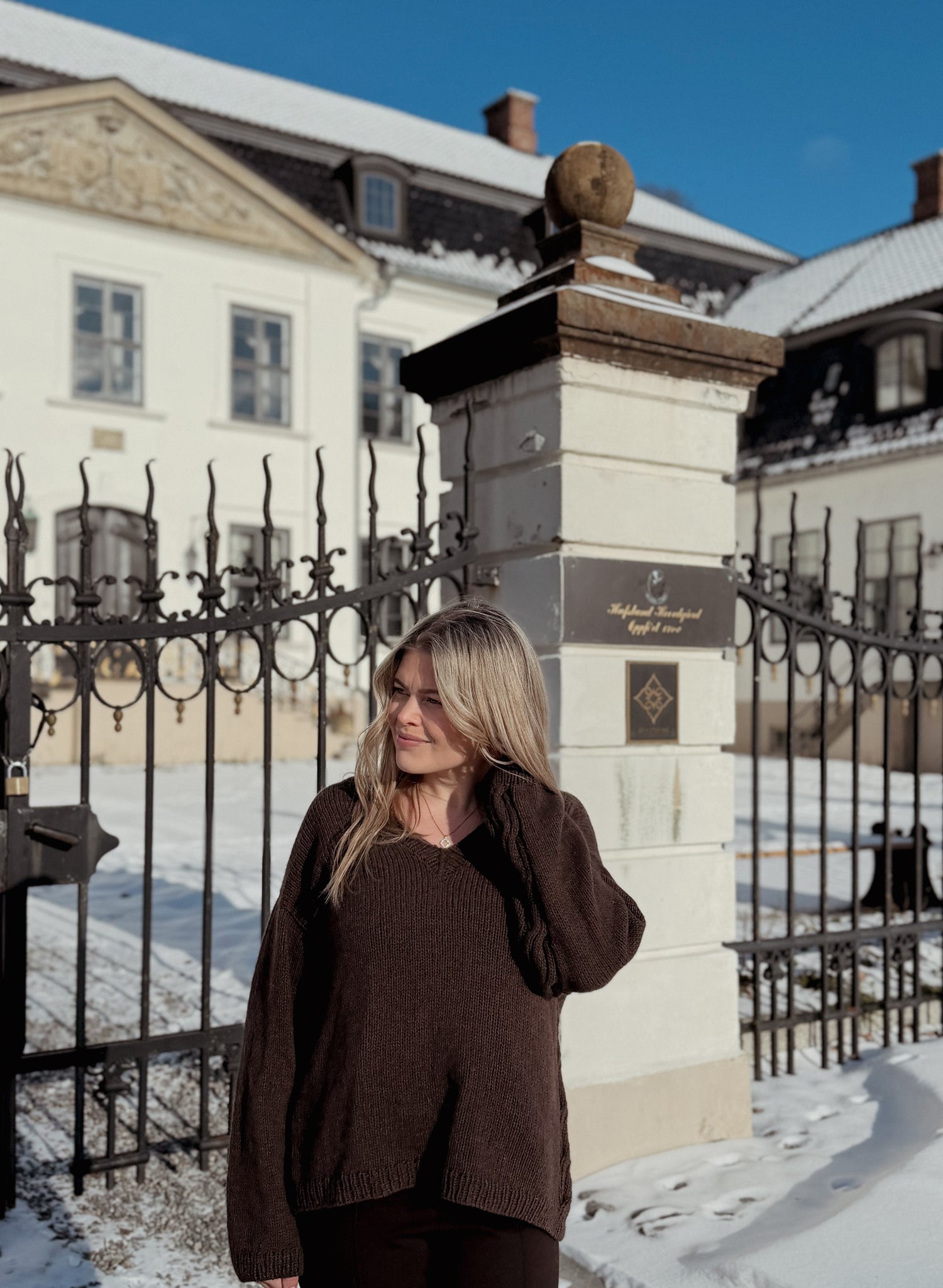 Sidepath sweater – Tidløs V-halsgenser med skjult flettedetalj