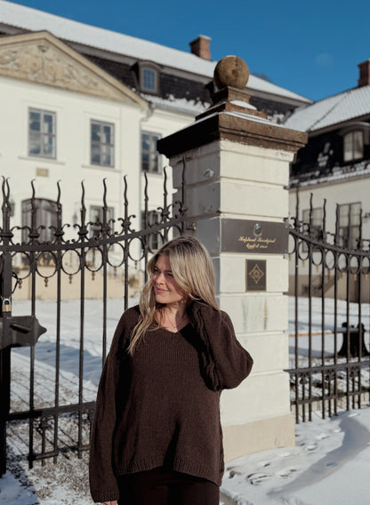 Sidepath sweater – Tidløs V-halsgenser med skjult flettedetalj