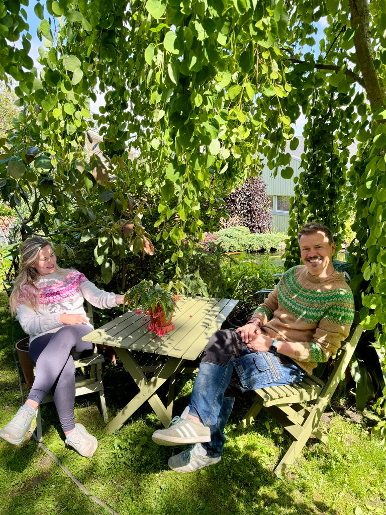 Dahliagenseren fra Skarpihagen-kolleksjonen – en fargerik hagegenser inspirert av sommerens blomster