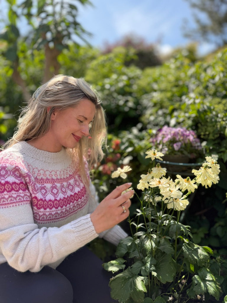 Dahliagenseren fra Skarpihagen-kolleksjonen – en fargerik hagegenser inspirert av sommerens blomster