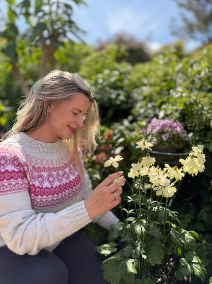 Dahliagenseren fra Skarpihagen-kolleksjonen – en fargerik hagegenser inspirert av sommerens blomster