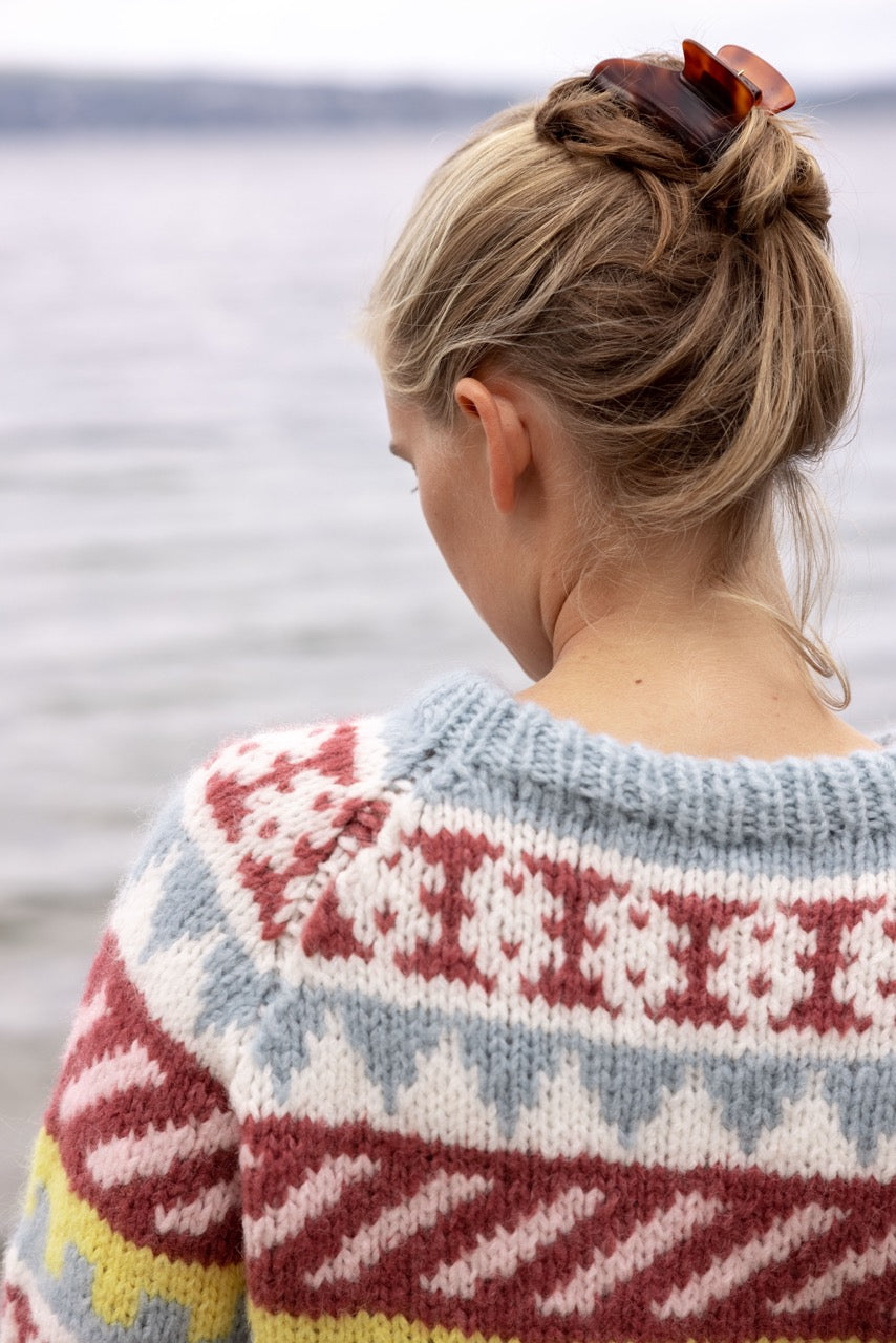 LANA Genser i Fnugg strikkepakke – fargerik retrogenser med garn og gratis oppskrift