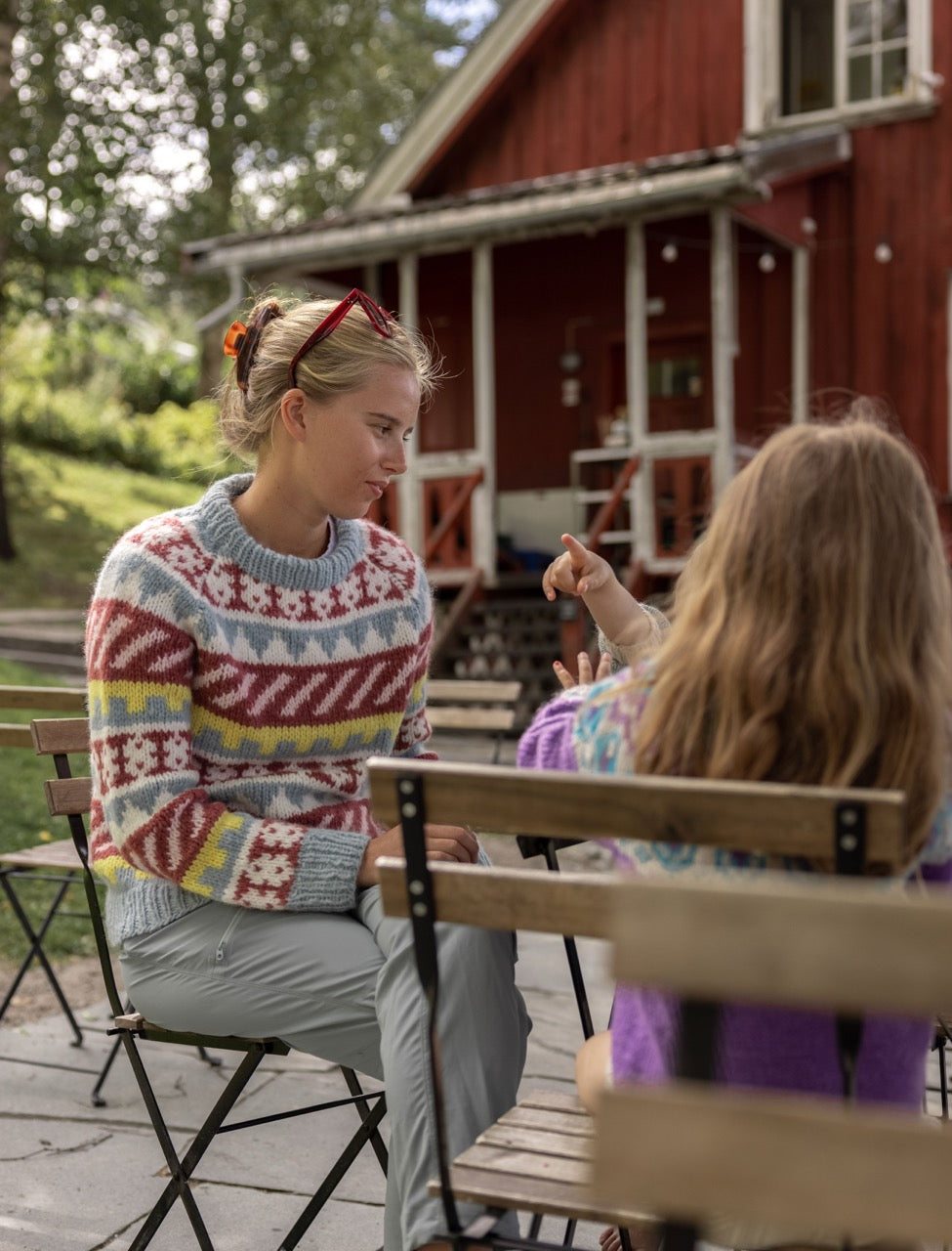 LANA Genser i Fnugg strikkepakke – fargerik retrogenser med garn og gratis oppskrift