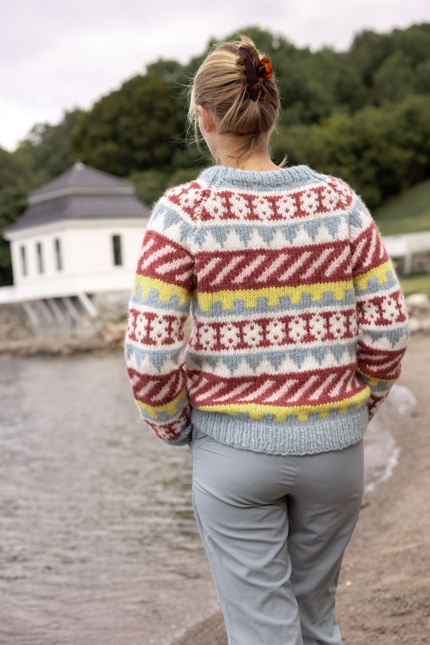 LANA Genser i Fnugg strikkepakke – fargerik retrogenser med garn og gratis oppskrift