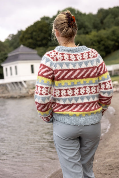 LANA Genser i Fnugg strikkepakke – fargerik retrogenser med garn og gratis oppskrift
