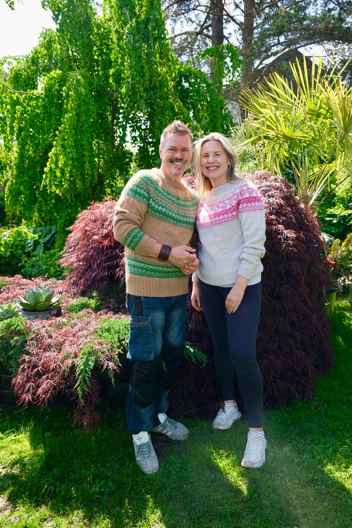 Dahliagenseren fra Skarpihagen-kolleksjonen – en fargerik hagegenser inspirert av sommerens blomster