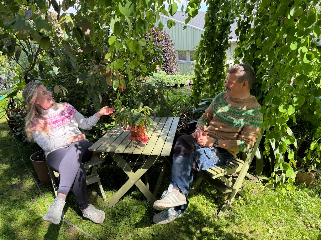 Strikkepakke: Dahliagenseren fra Skarpihagen-kolleksjonen – en fargerik hagegenser inspirert av sommerens blomster