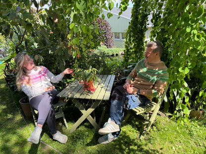 Strikkepakke: Dahliagenseren fra Skarpihagen-kolleksjonen – en fargerik hagegenser inspirert av sommerens blomster