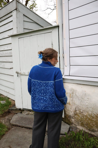 Lindelia – fargerik mønstergenser med raglanfelling