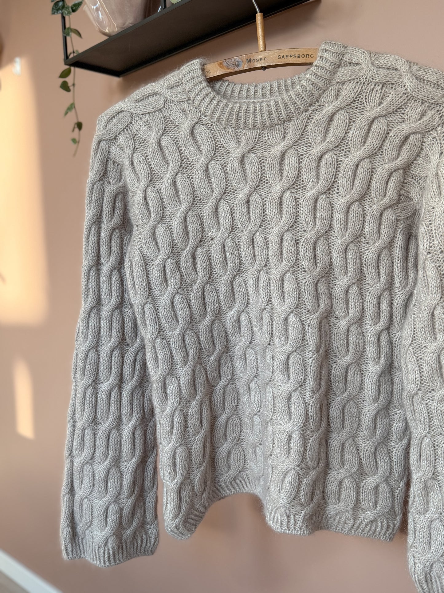 Lydiara sweater – genser med vakkert flettemønster