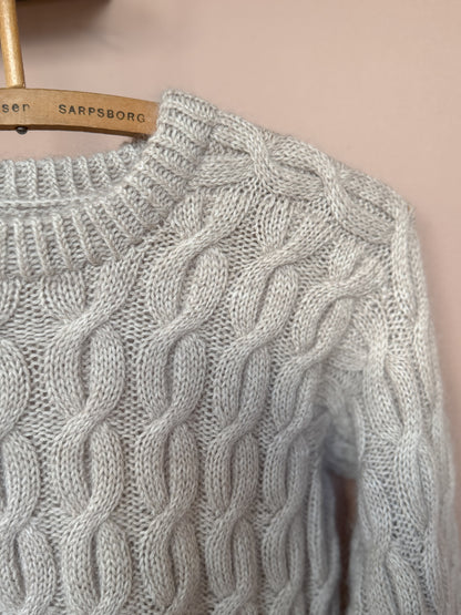 Lydiara sweater – genser med vakkert flettemønster