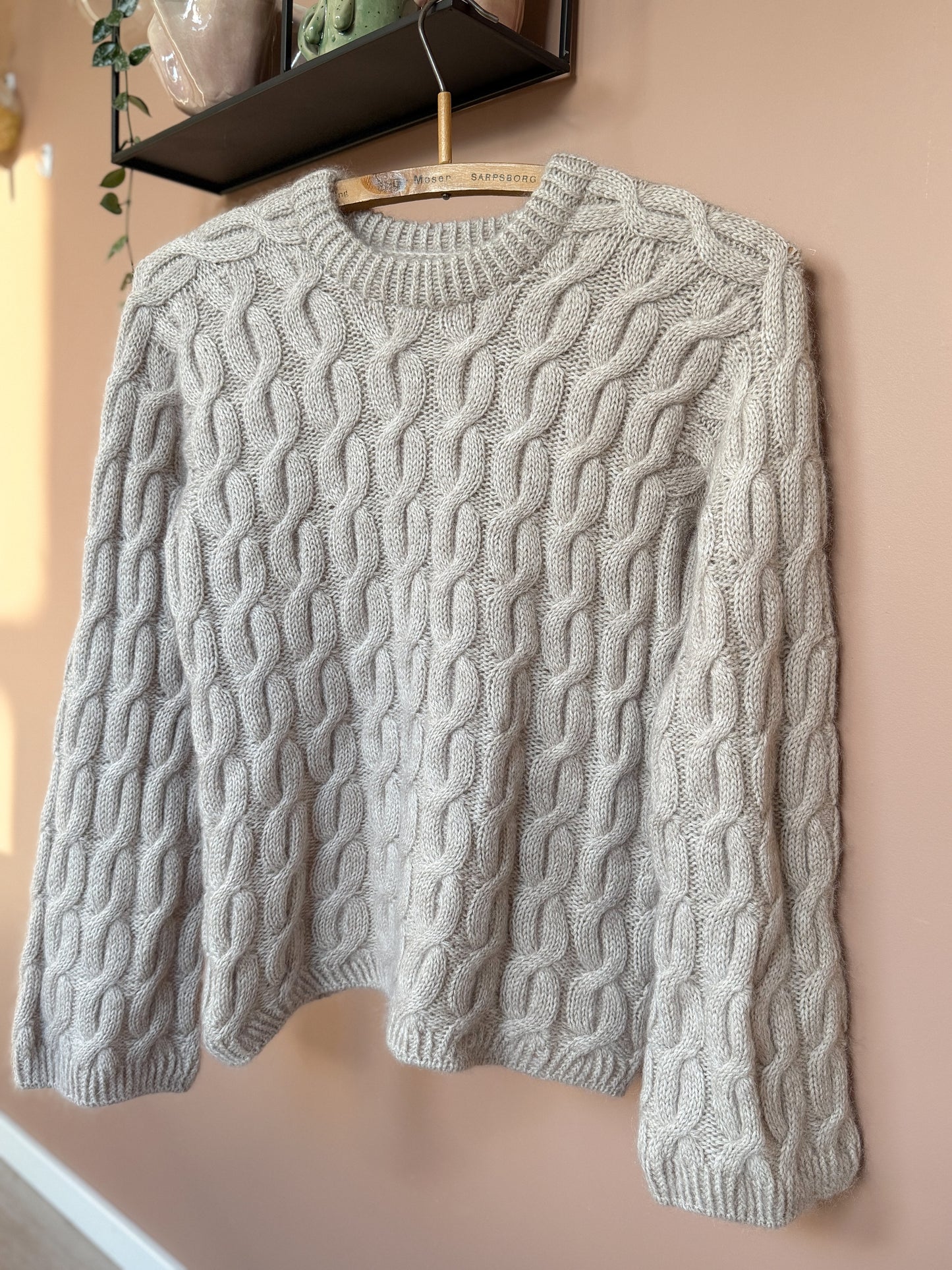 Lydiara sweater – genser med vakkert flettemønster