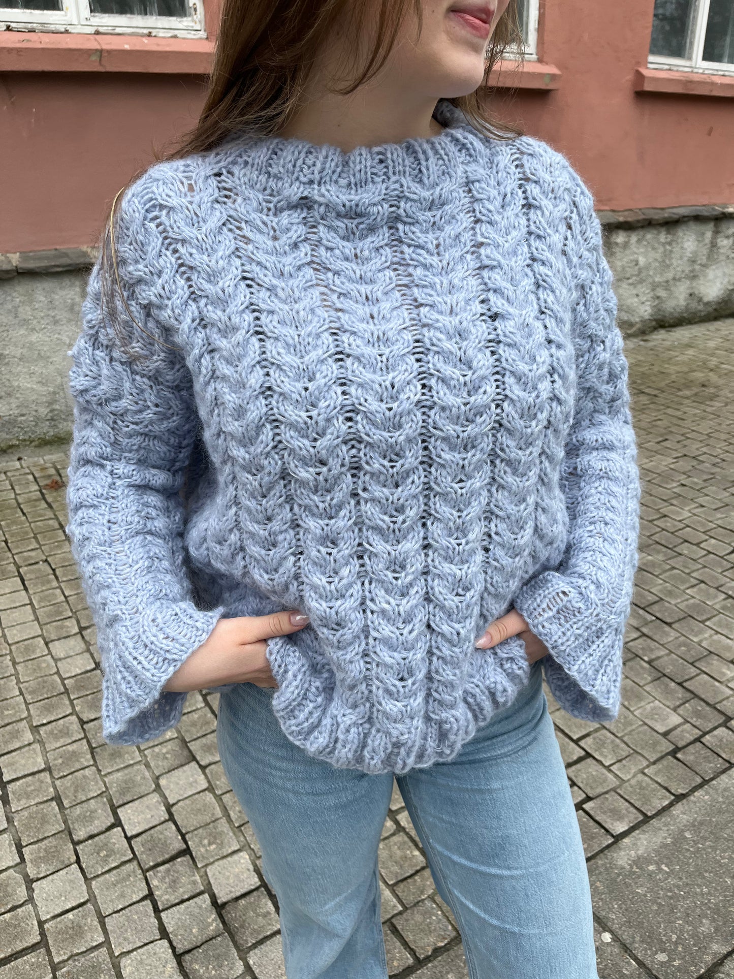 Amarie sweater – luftig flettestrikk med moderne uttrykk