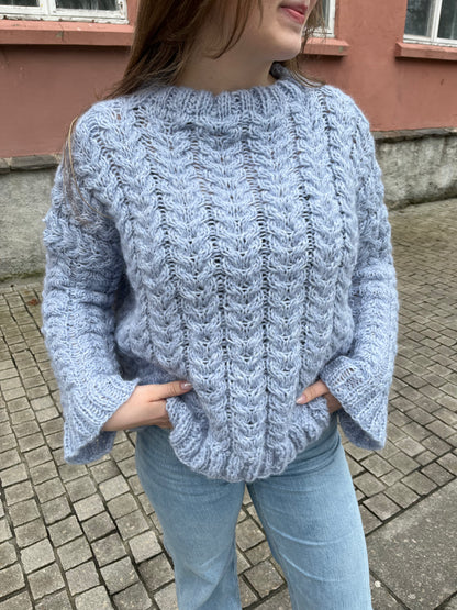 Amarie sweater – luftig flettestrikk med moderne uttrykk