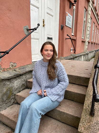Amarie sweater – luftig flettestrikk med moderne uttrykk