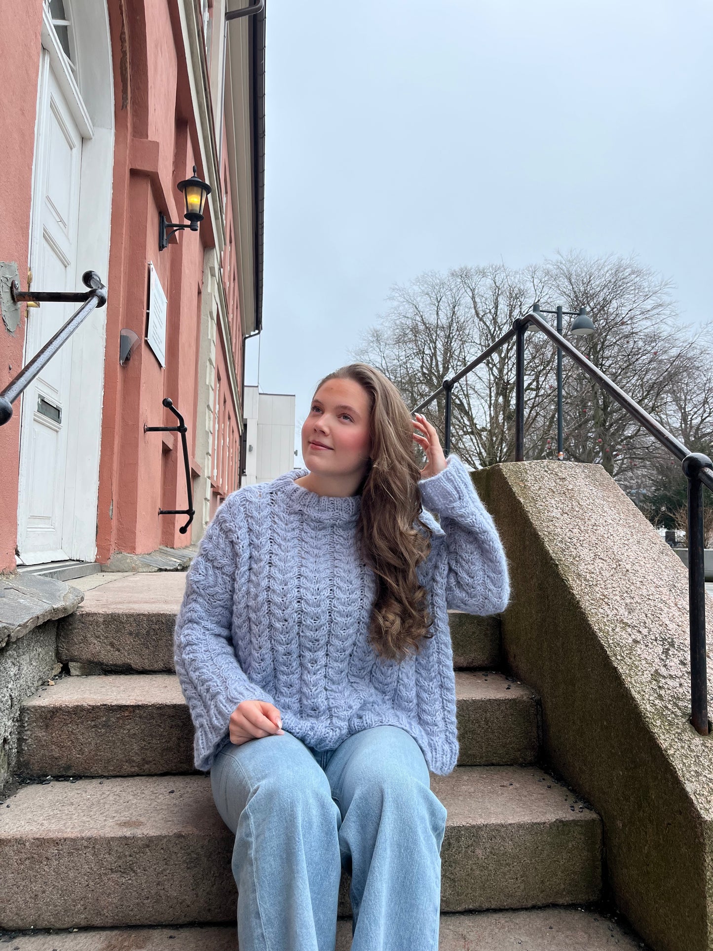 Amarie sweater – luftig flettestrikk med moderne uttrykk