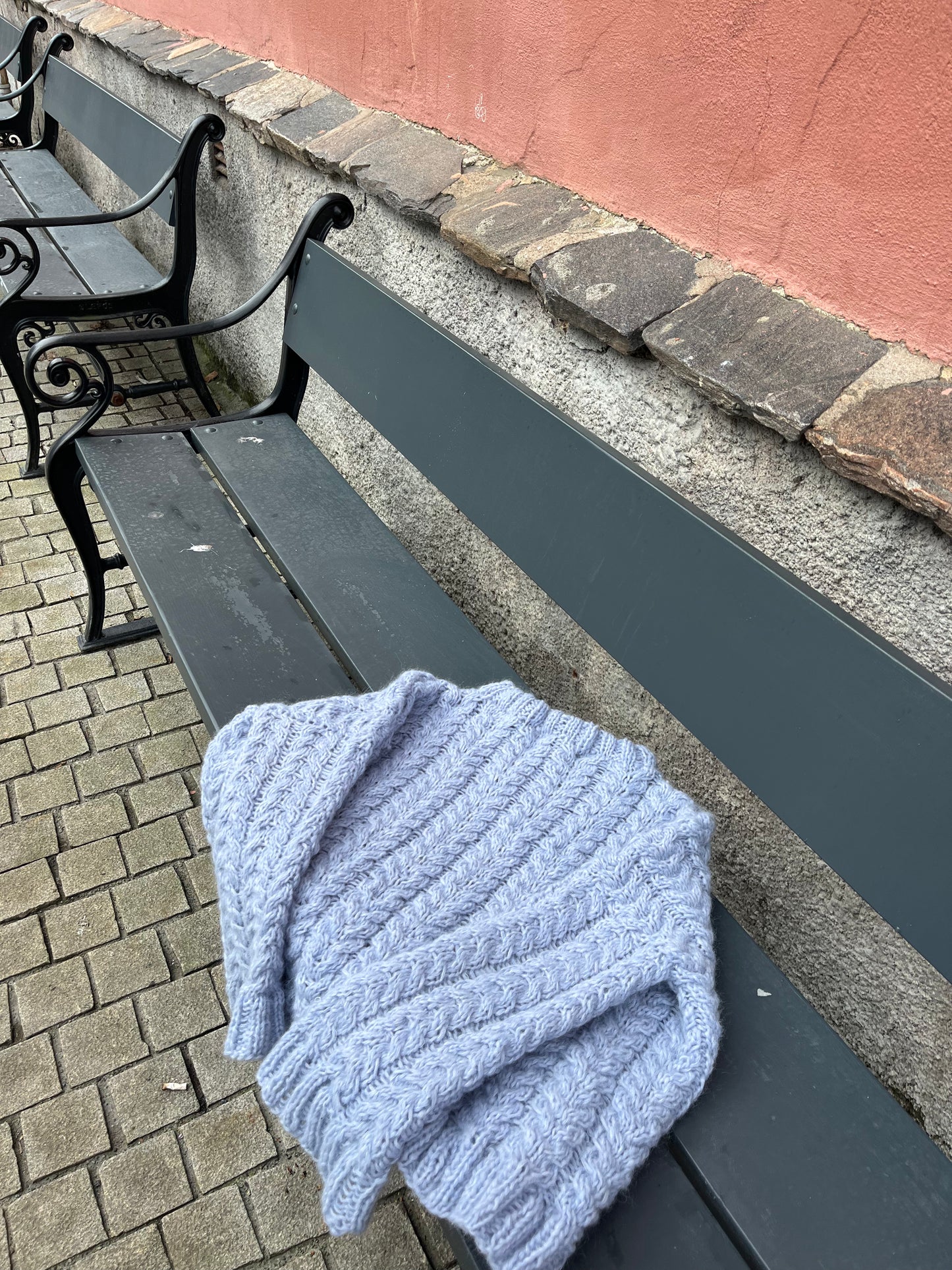 Amarie sweater – luftig flettestrikk med moderne uttrykk