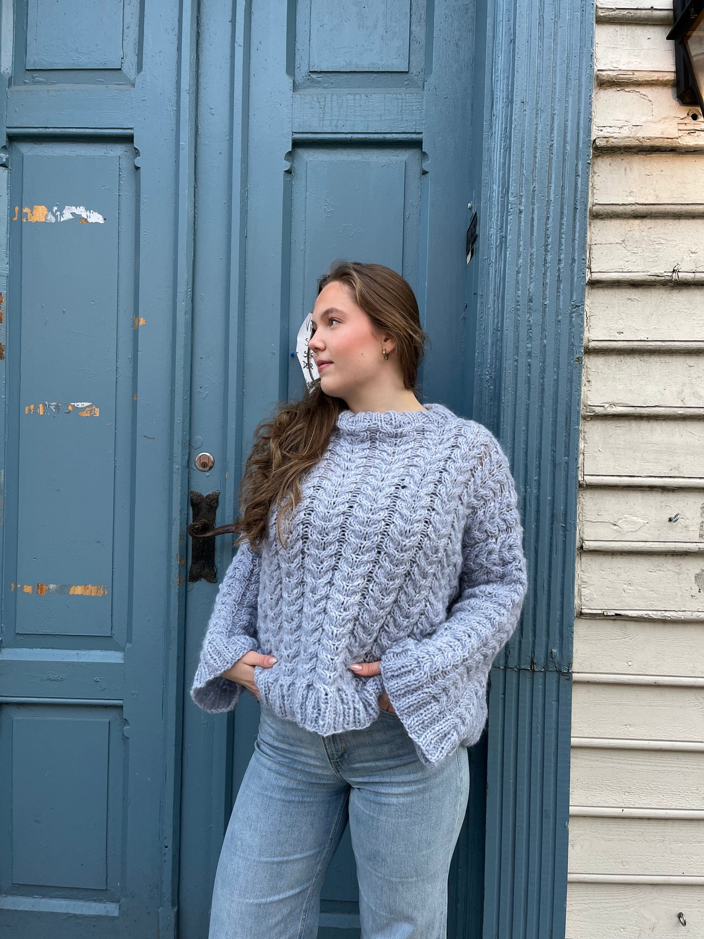 Amarie sweater – luftig flettestrikk med moderne uttrykk