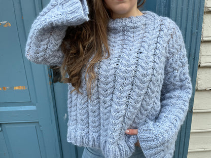 Amarie sweater – luftig flettestrikk med moderne uttrykk