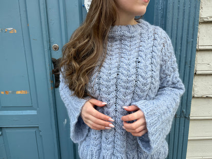 Amarie sweater – luftig flettestrikk med moderne uttrykk