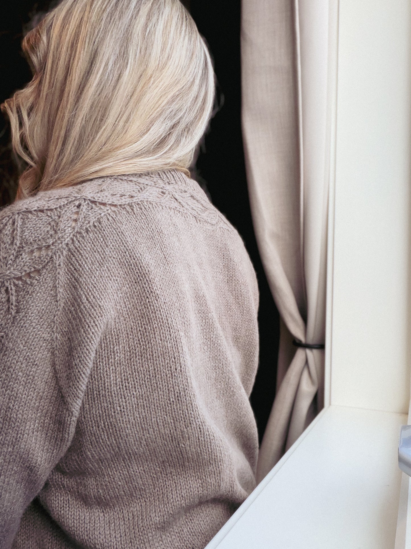 Irisbloom Sweater – feminin genser med vakkert strukturmønster