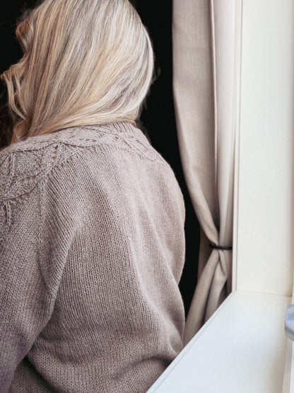 Irisbloom Sweater – feminin genser med vakkert strukturmønster