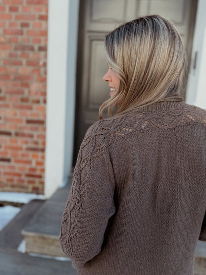 Irisbloom Sweater – feminin genser med vakkert strukturmønster