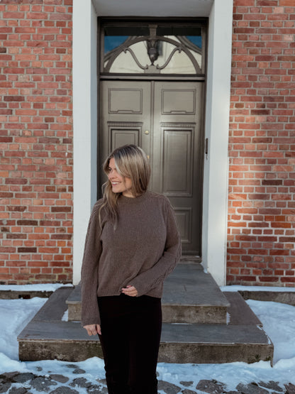 Irisbloom Sweater – feminin genser med vakkert strukturmønster