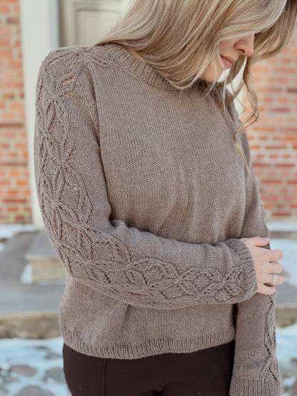 Irisbloom Sweater – feminin genser med vakkert strukturmønster