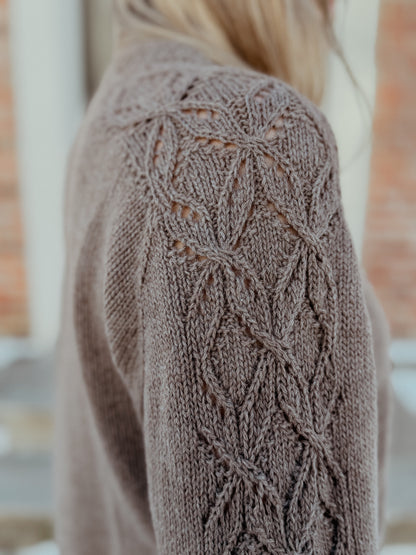 Irisbloom Sweater – feminin genser med vakkert strukturmønster