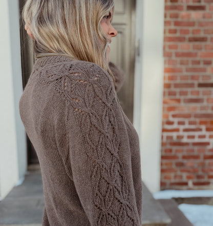 Irisbloom Sweater – feminin genser med vakkert strukturmønster