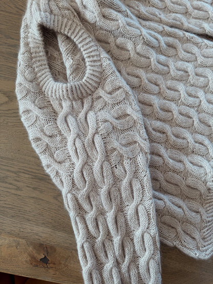 Lydiara sweater – genser med vakkert flettemønster