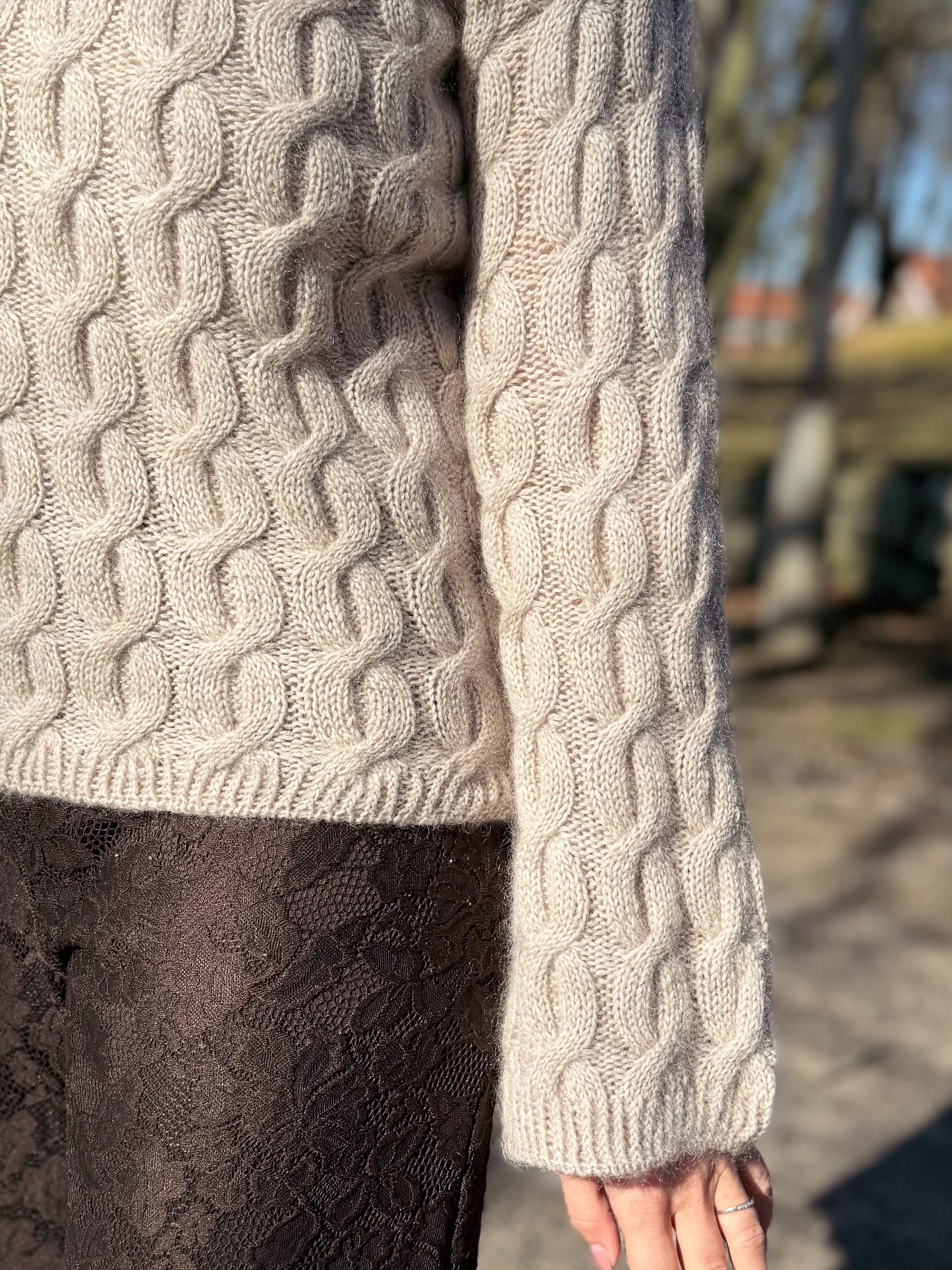 Lydiara sweater – genser med vakkert flettemønster