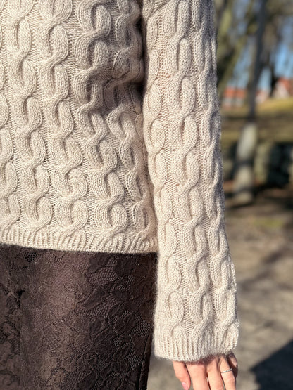 Lydiara sweater – genser med vakkert flettemønster