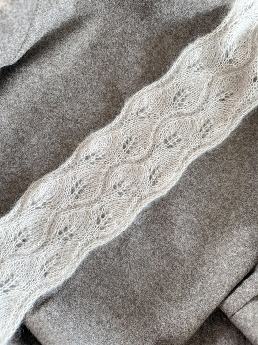 Folia scarf – lett og luftig skjerf med delikat bladmønster