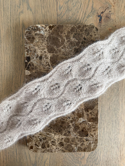 Folia scarf – lett og luftig skjerf med delikat bladmønster