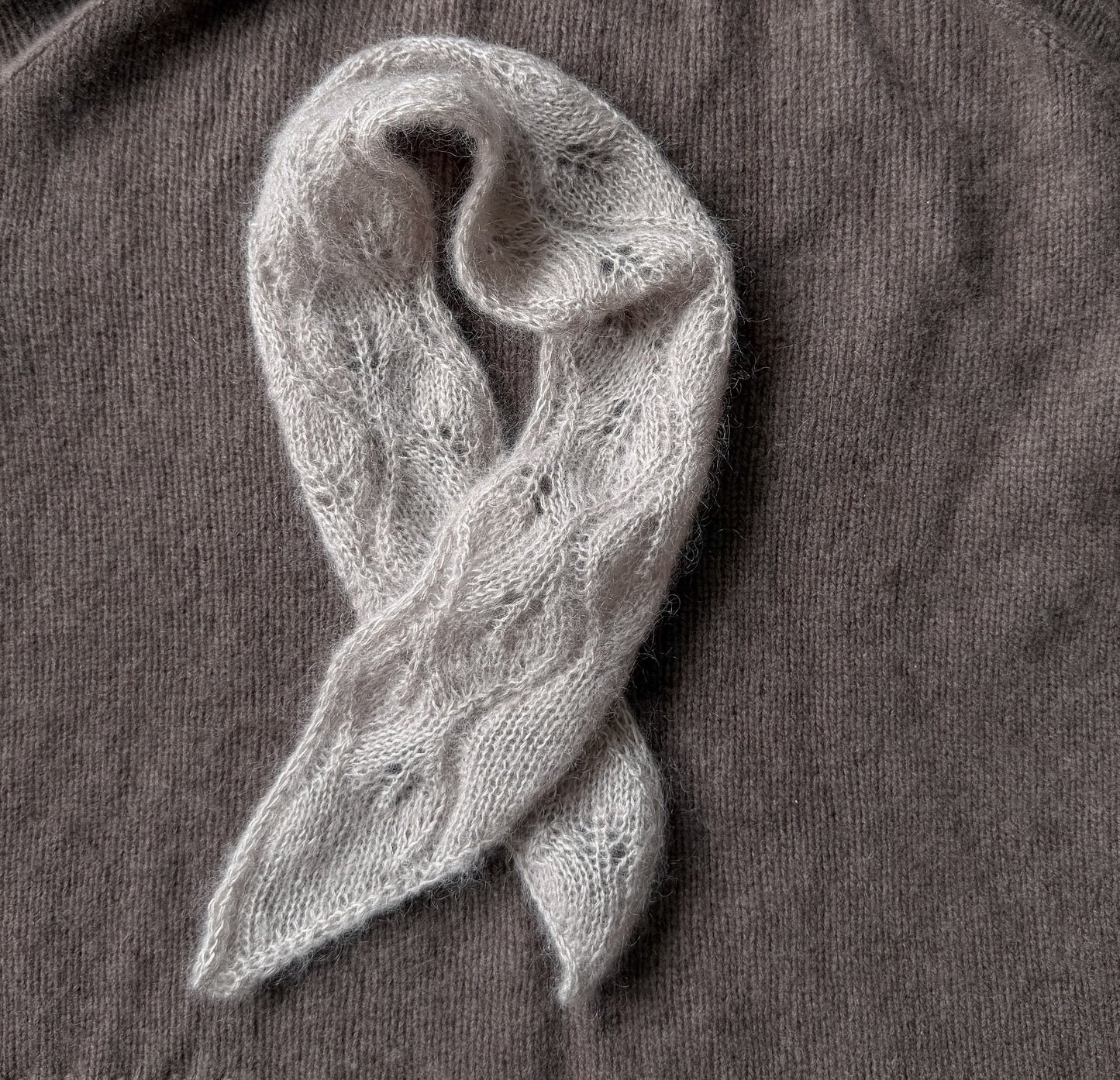 Folia scarf – lett og luftig skjerf med delikat bladmønster