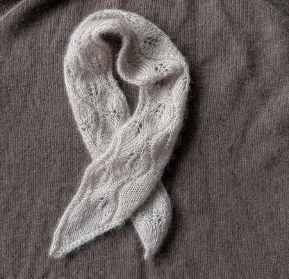 Folia scarf – lett og luftig skjerf med delikat bladmønster