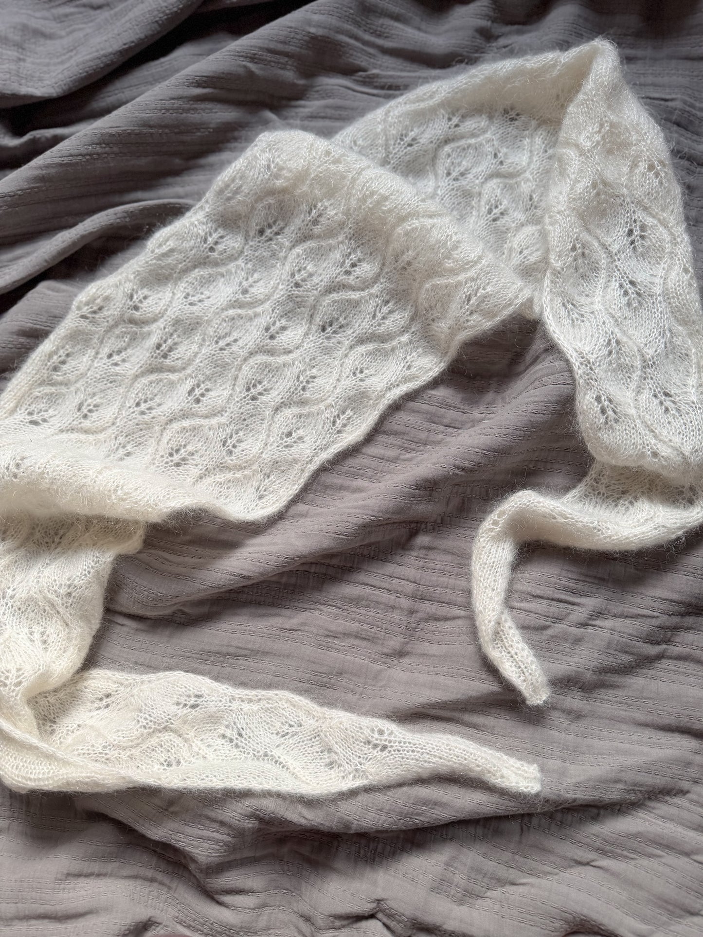 Folia Shawl – lett og luftig sjal med delikat bladmønster