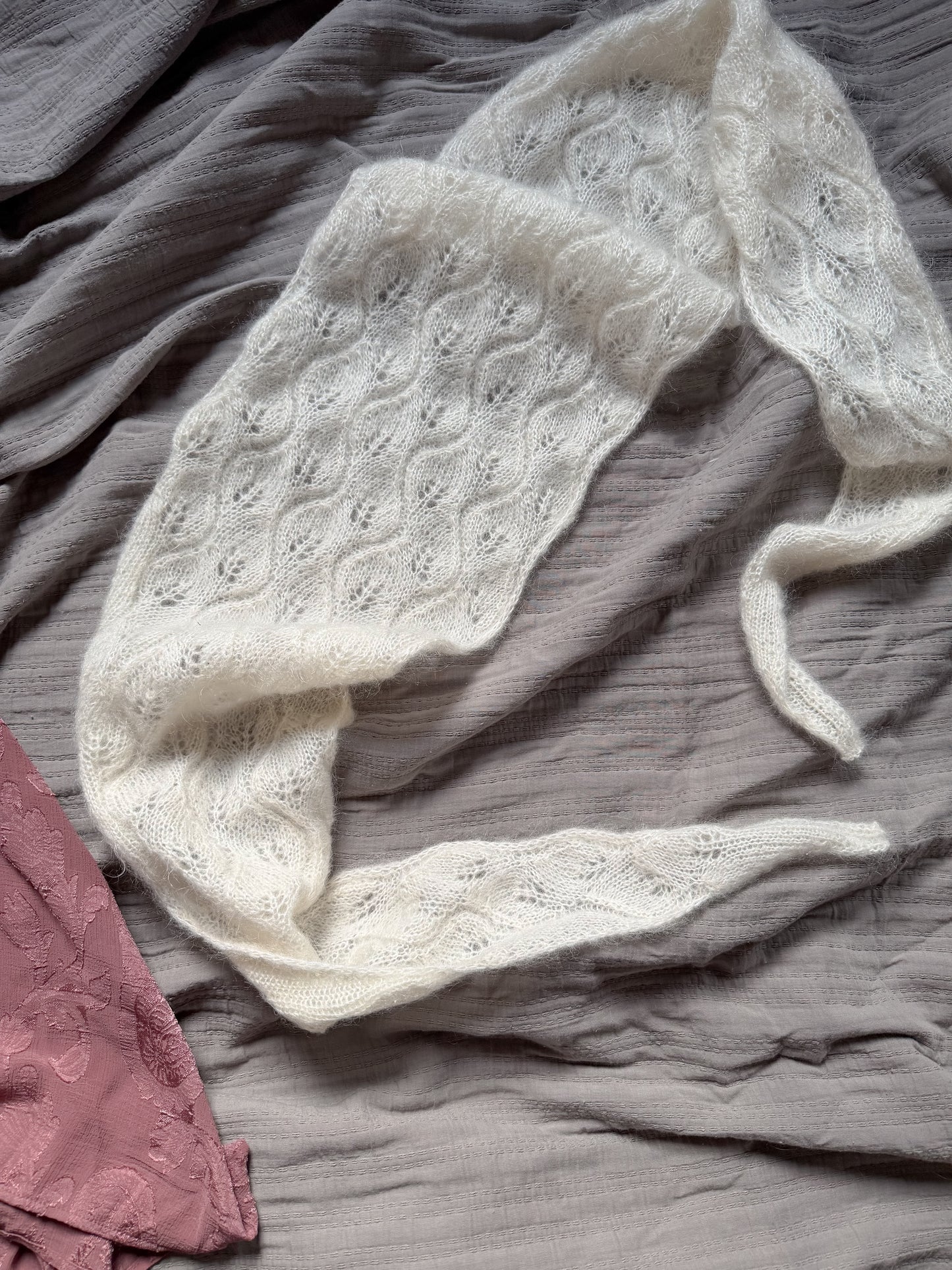 Folia Shawl – lett og luftig sjal med delikat bladmønster