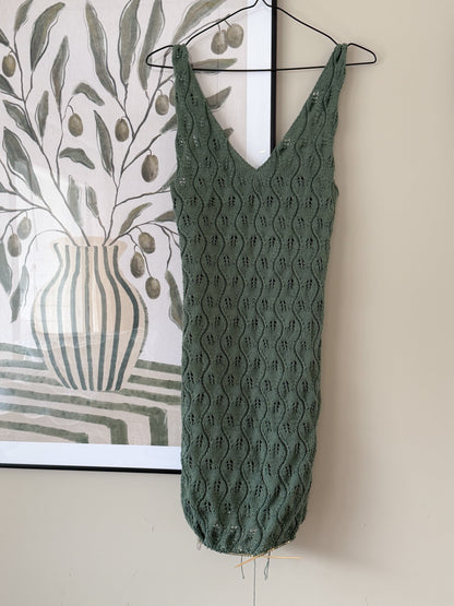 Folia dress – feminin sommerkjole med bølgende hullmønster