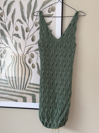 Folia dress – feminin sommerkjole med bølgende hullmønster