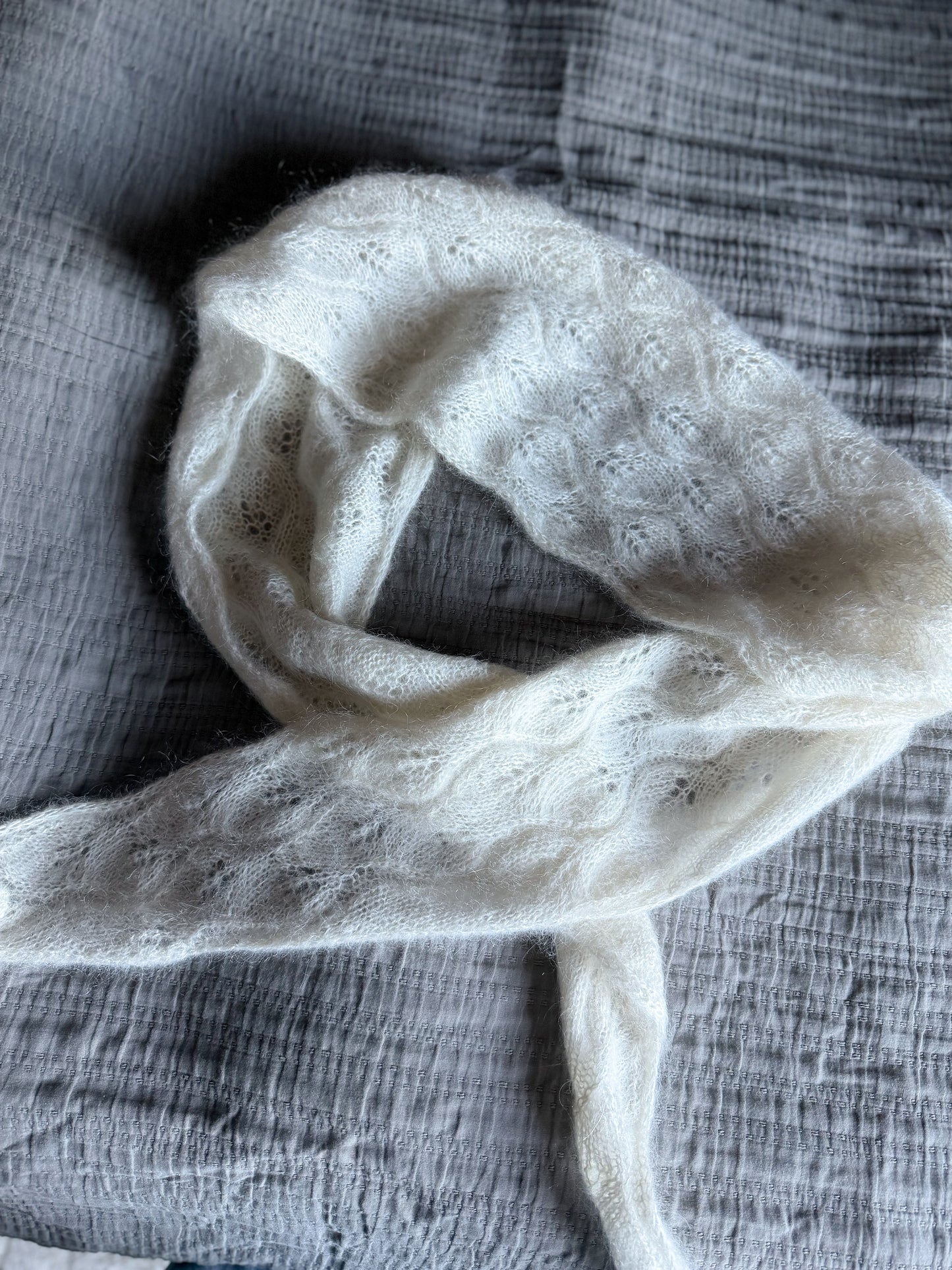 Folia Shawl – lett og luftig sjal med delikat bladmønster