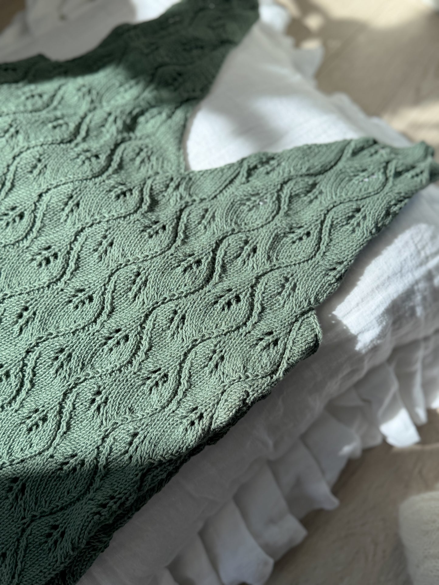Folia dress – feminin sommerkjole med bølgende hullmønster