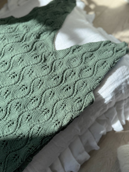 Folia dress – feminin sommerkjole med bølgende hullmønster