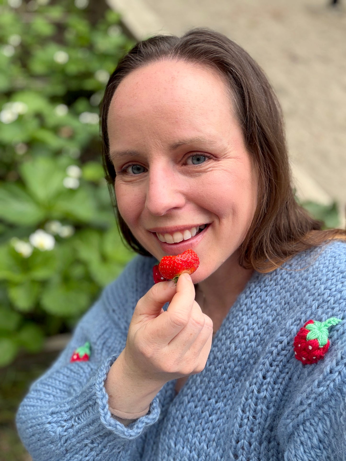 Jordbær- og blomsterjakka – chunky strikkejakke med heklede applikasjoner