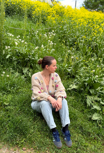 Jordbær- og blomsterjakka: Strikkepakke med garn og oppskrift